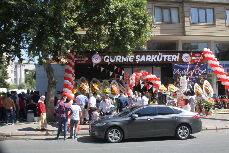 GURME ŞARKUTERİ YOĞUN İLGİYLE AÇILDI