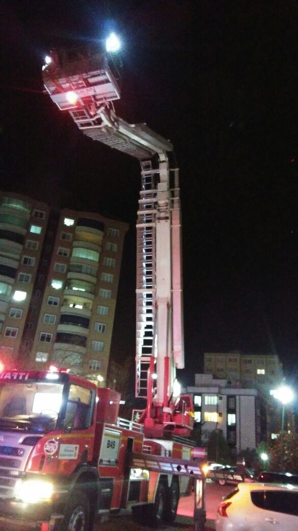 BÜYÜKŞEHİR İTFAİYESİ, TERAS YANGININA BAŞARIYLA MÜDAHALE ETTİ