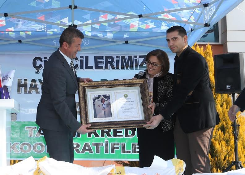 BÜYÜKŞEHİR’DEN ÇİFTÇİLERE “KOYUN SÜT YEMİ” DESTEĞİ