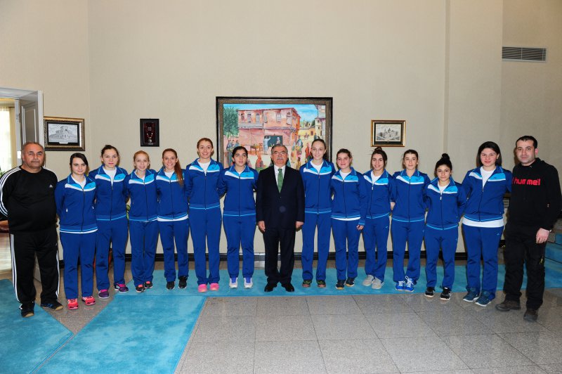 Bakan Yılmaz, Sivas Belediyespor Bayan Hentbol takımını kabul etti