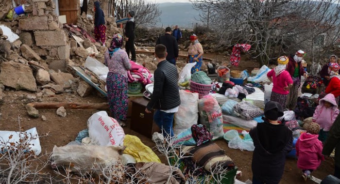 GELİBOLU BELEDİYESİ’NDEN AYVACIKLI DEPREMZEDELERE SU YARDIMI