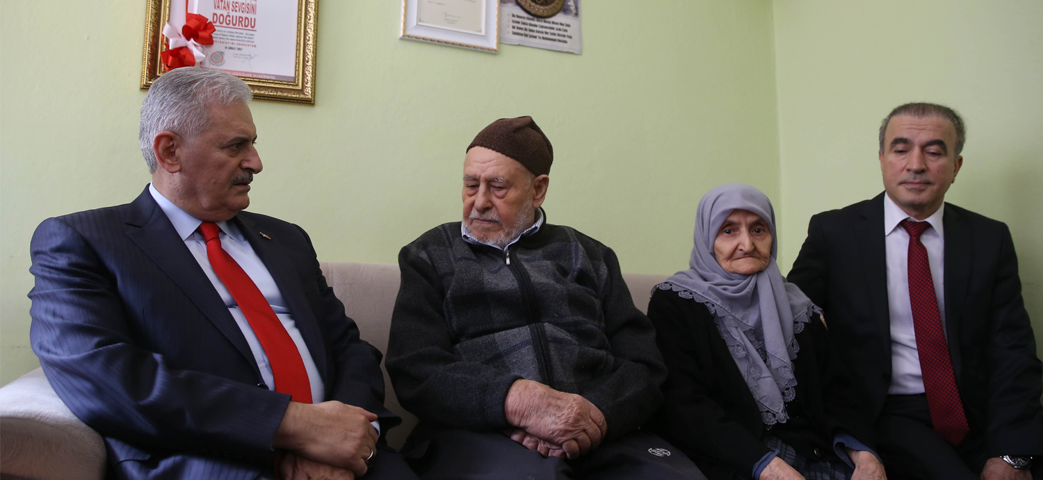 Başbakan Yıldırım, darbe girişimine direnirken şehit olan Ahmet Özsoy’un ailesini ziyaret etti