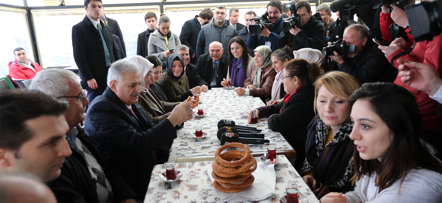 Başbakan Yıldırım, Sinop’ta esnaf ziyaretinde bulunarak vatandaşlarla sohbet etti