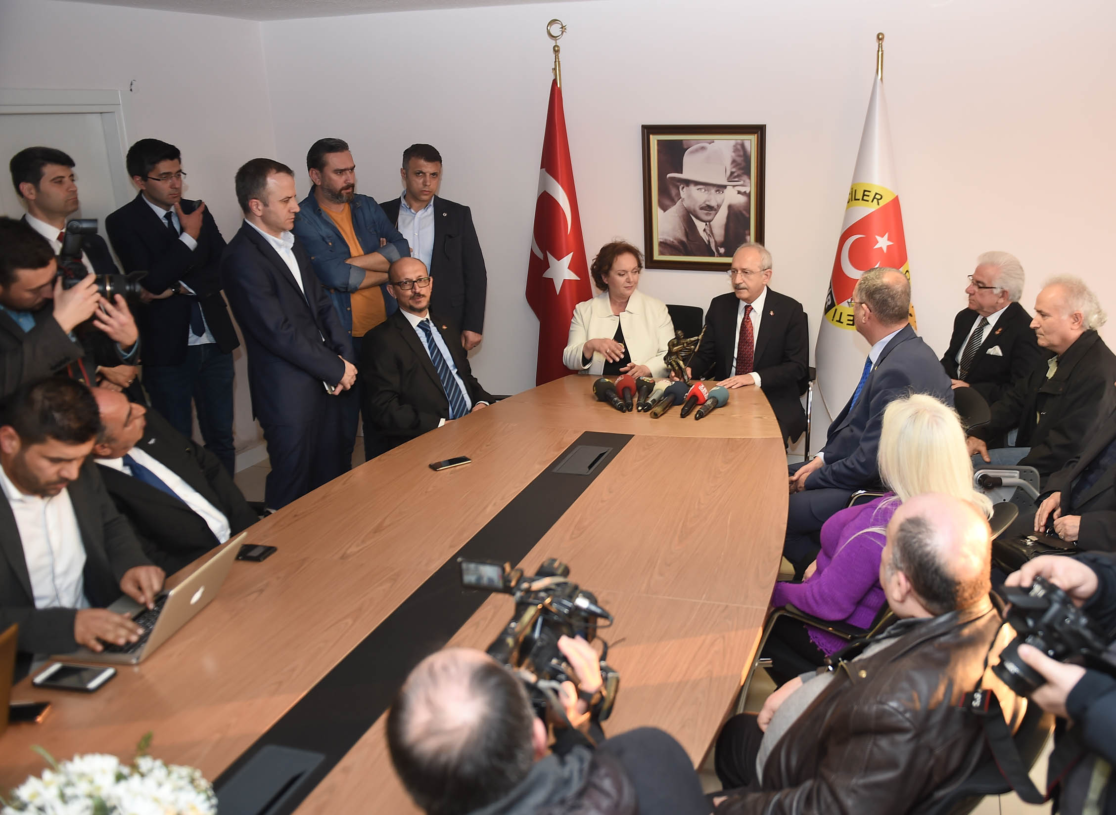 CHP GENEL BAŞKANI KEMAL KILIÇDAROĞLU, İZMİR GAZETECİLER CEMİYETİ’Nİ ZİYARET ETTİ