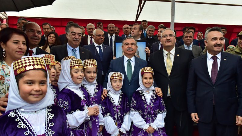 Bakan Yılmaz Osmaniye´de okul açılışına katıldı