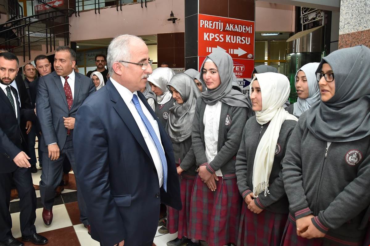 VALİ TUNA SİVEREK’TE ÖĞRENCİLERLE REİS’İ İZLEDİ