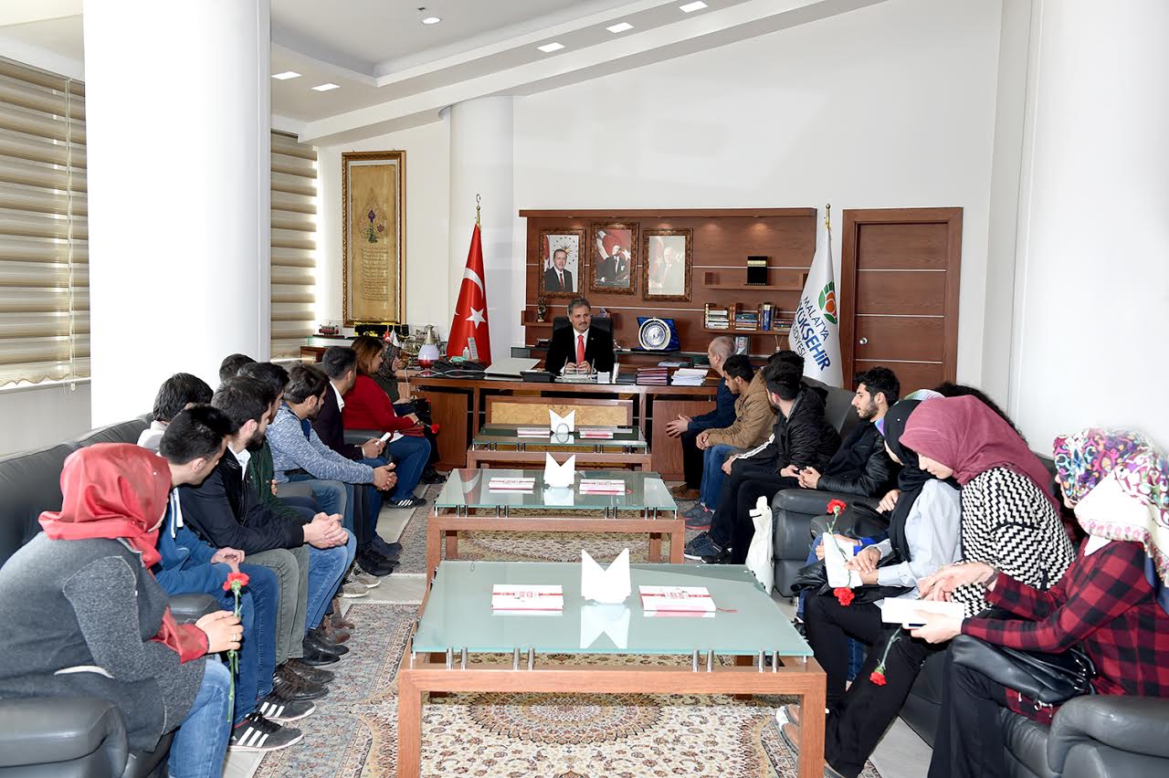 ÜNİVERSİTE ÖĞRENCİLERİNDEN BAŞKAN ÇAKIR’A ZİYARET