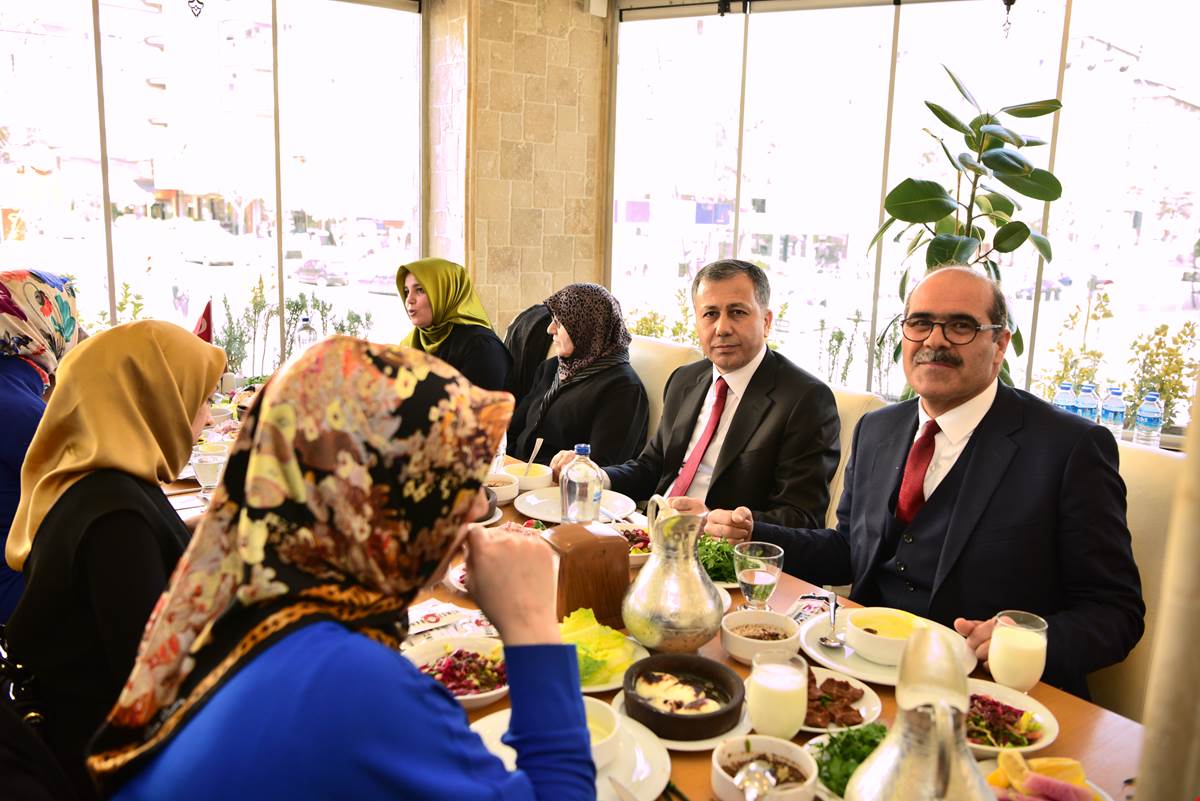 Vali Yerlikaya Şehit Aileleriyle Bir Araya Geldi