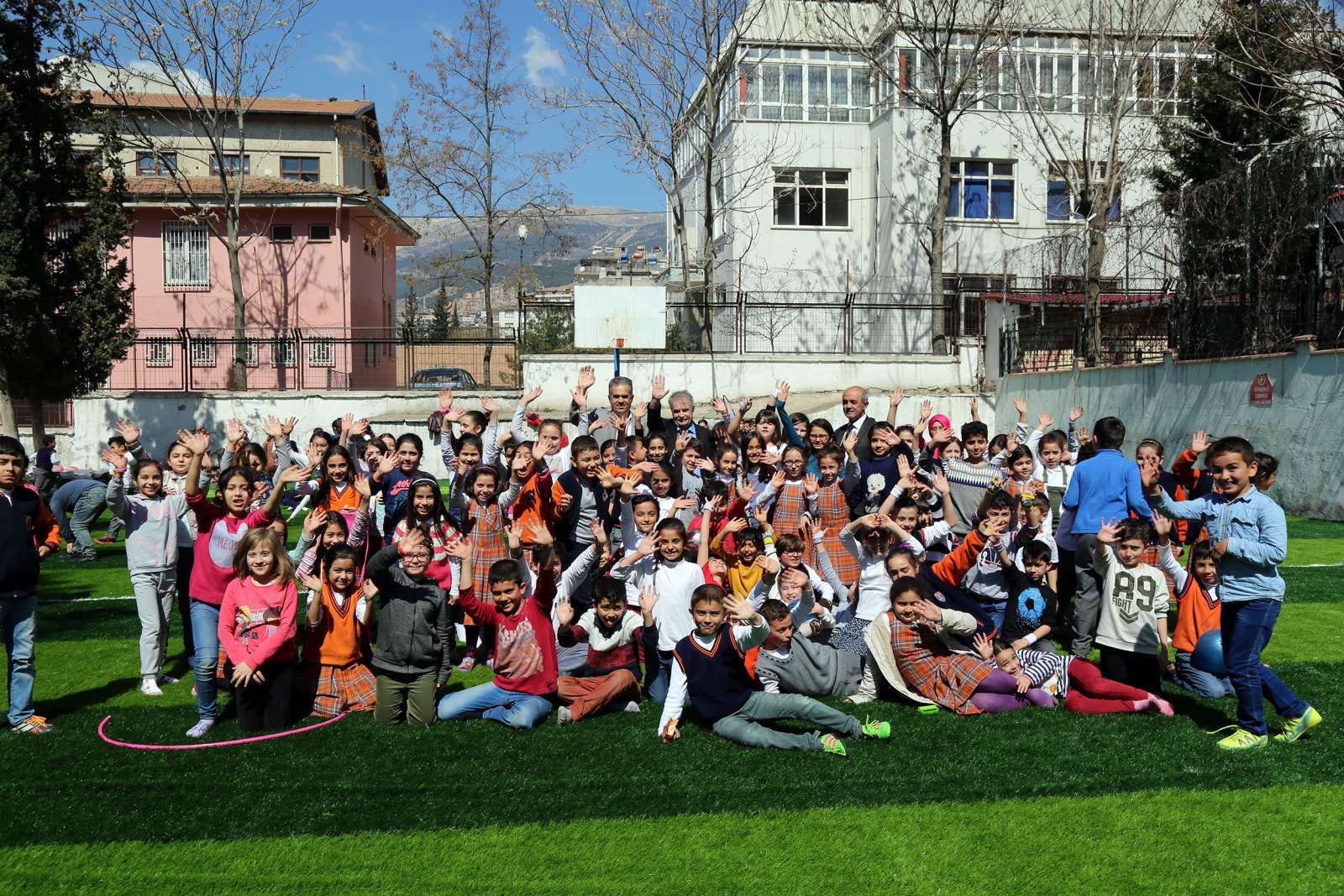 BÜYÜKŞEHİR’DEN SENTETİK ÇİM SERİMİ