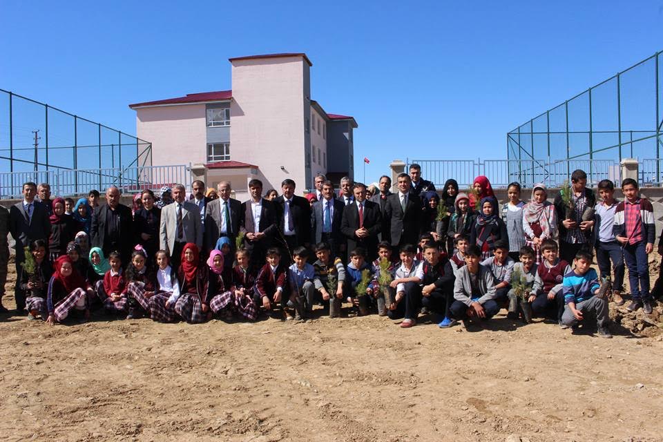 EKİNÖZÜ’NDE ÖĞRENCİLER TOPRAĞA YENİDEN HAYAT VERDİLER