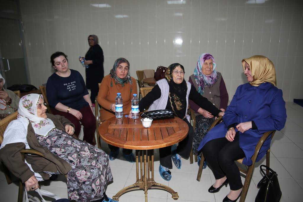 BAŞKANIN EŞİ HUZUREVİ SAKİNLERİNİ MİSAFİR ETTİ..