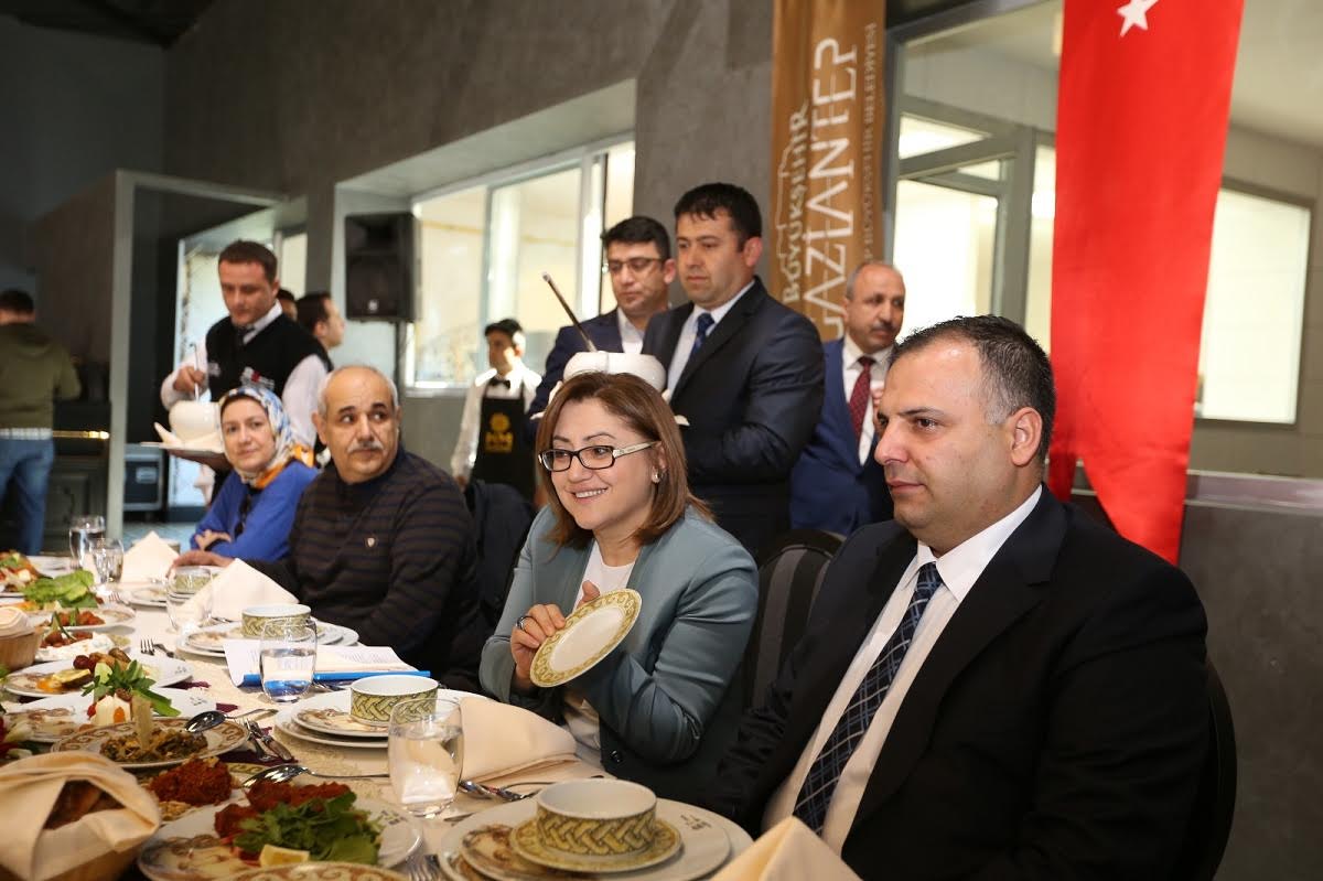 FATMA ŞAHİN, TURİZM VE SEYAHAT ACENTALARIYLA BİRARAYA GELDİ