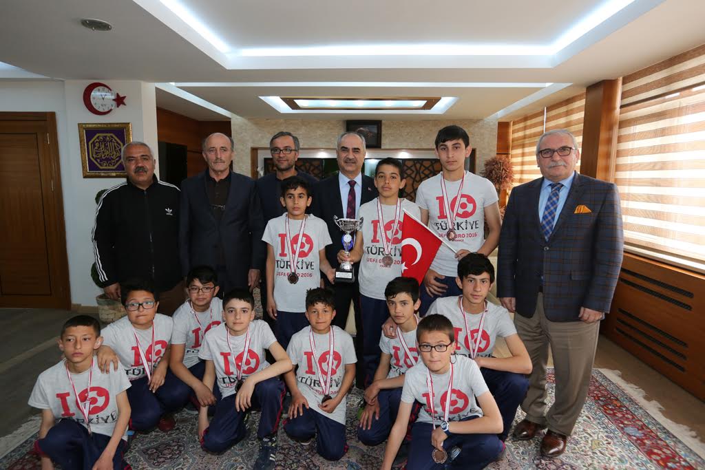 DÜNYA ŞAMPİYONU SPORCULAR ÖDÜLLENDİRİLDİ…