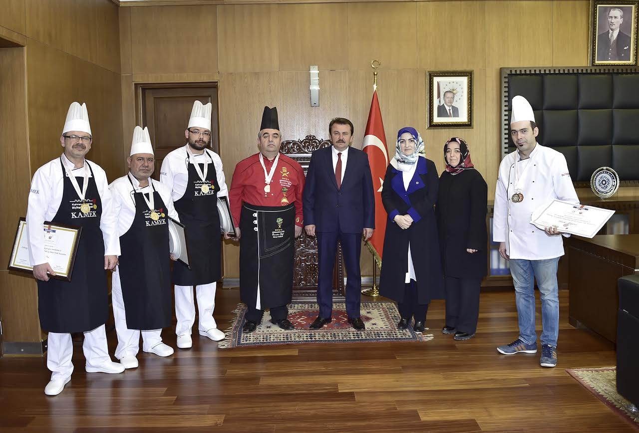 YEMEK YARIŞMASI ŞAMPİYONLARINI BAŞKAN ERKOÇ MAKAMINDA KABUL ETTİ