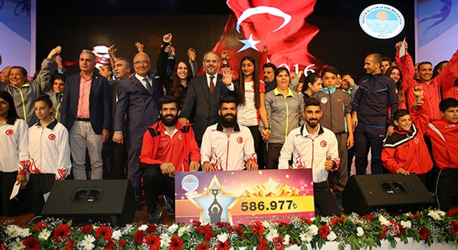 BAKAN ÇAĞATAY KILIÇ, MERSİN’DE ‘2016 SPOR BAŞARI ÖDÜL TÖRENİ’NE KATILDI