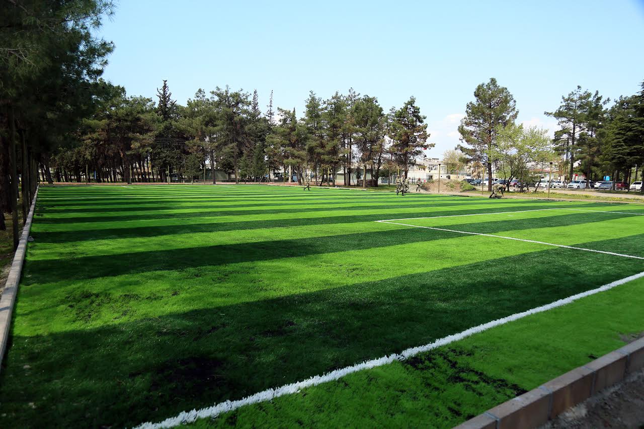 BÜYÜKŞEHİR’DEN SENTETİK ÇİM SERİM ÇALIŞMASI