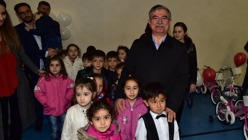 Bakan Yılmaz, Sivas’ta öğrencilere bisiklet dağıttı