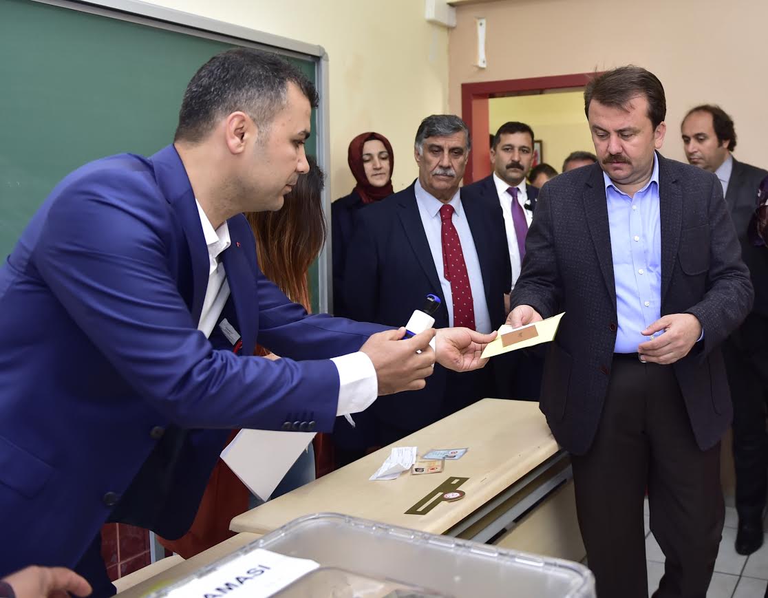 BAŞKAN ERKOÇ OYUNU KULLANDI