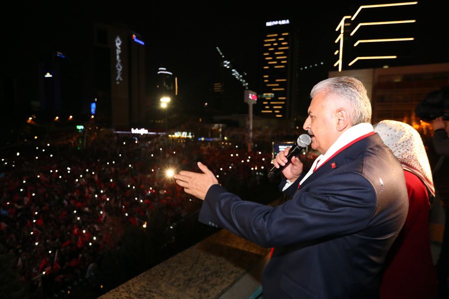 Başbakan Yıldırım, AK Parti Genel Merkezi’nde Balkon Konuşması yaptı