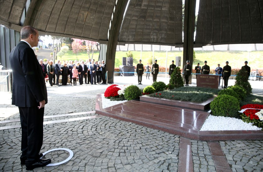 Cumhurbaşkanı Erdoğan, Özal, Menderes ve Erbakan’ın Kabirlerini Ziyaret Etti