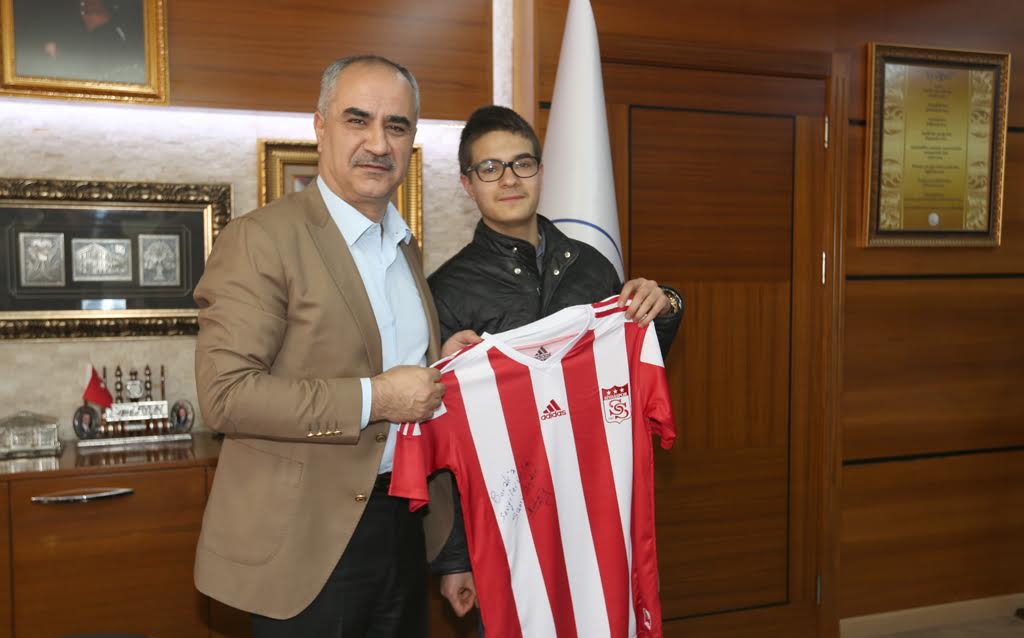 BAŞKAN’DAN TAKİPÇİSİNE FORMA…