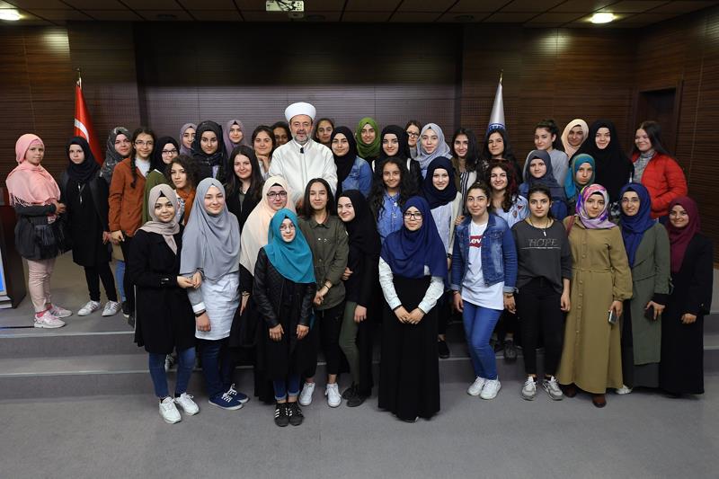 Diyanet İşleri Başkanı Görmez Avrupa’dan gelen gençlerle buluştu…