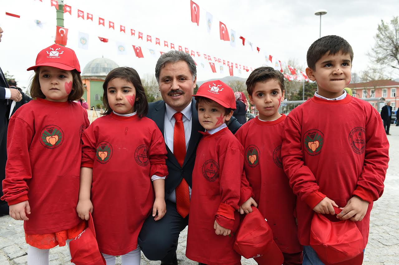ÇOCUKLARIMIZI VATAN VE MİLLET SEVGİSİ İLE YETİŞTİRMELİYİZ