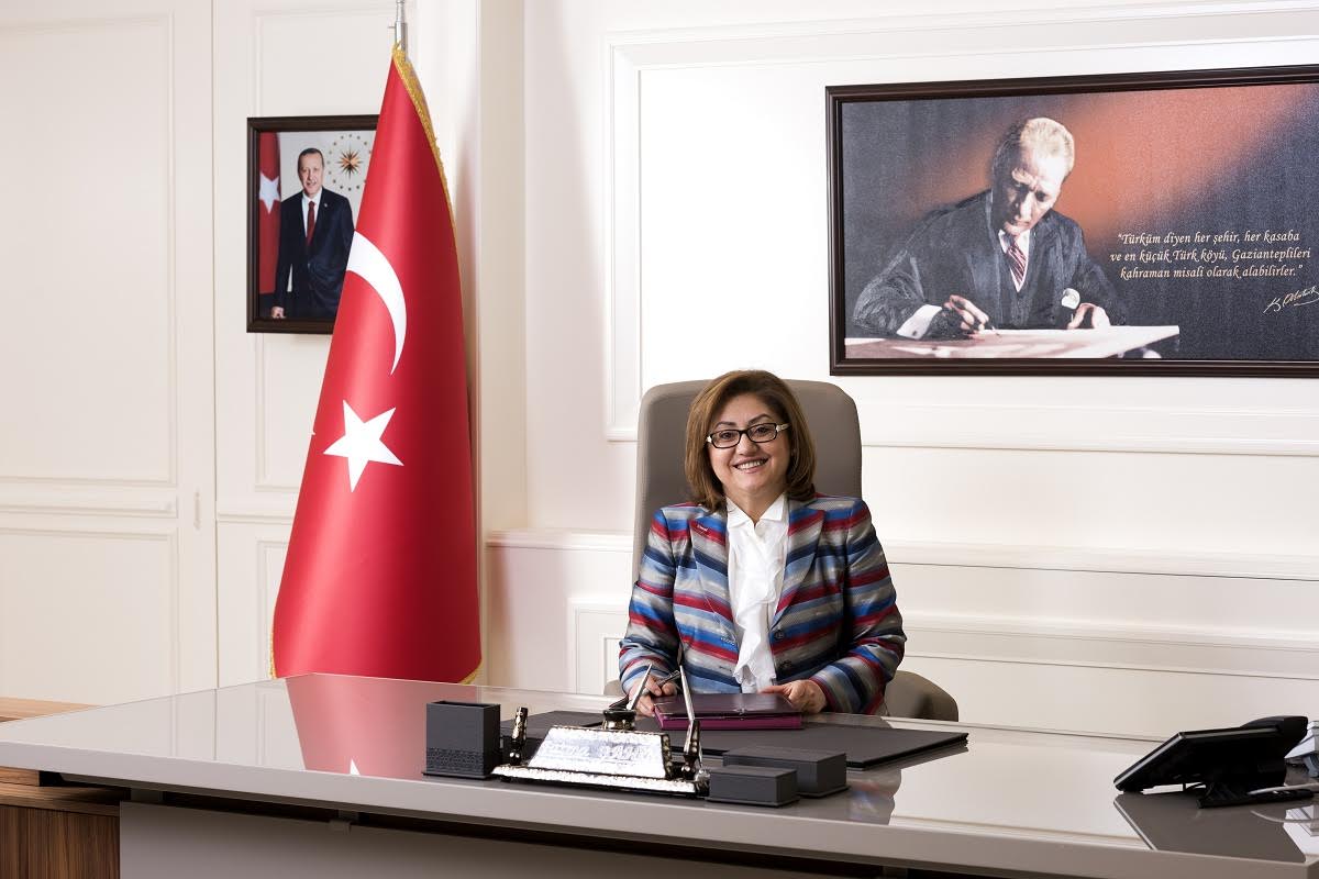 ŞAHİN: “SEVGİYİ, BARIŞI, HAK VE ADALETİ KENDİNE ŞİAR EDİNMİŞ BU MİLLETİN MİRASÇILARI OLARAK GELECEĞİMİZ SİZLERE EMANETTİR”