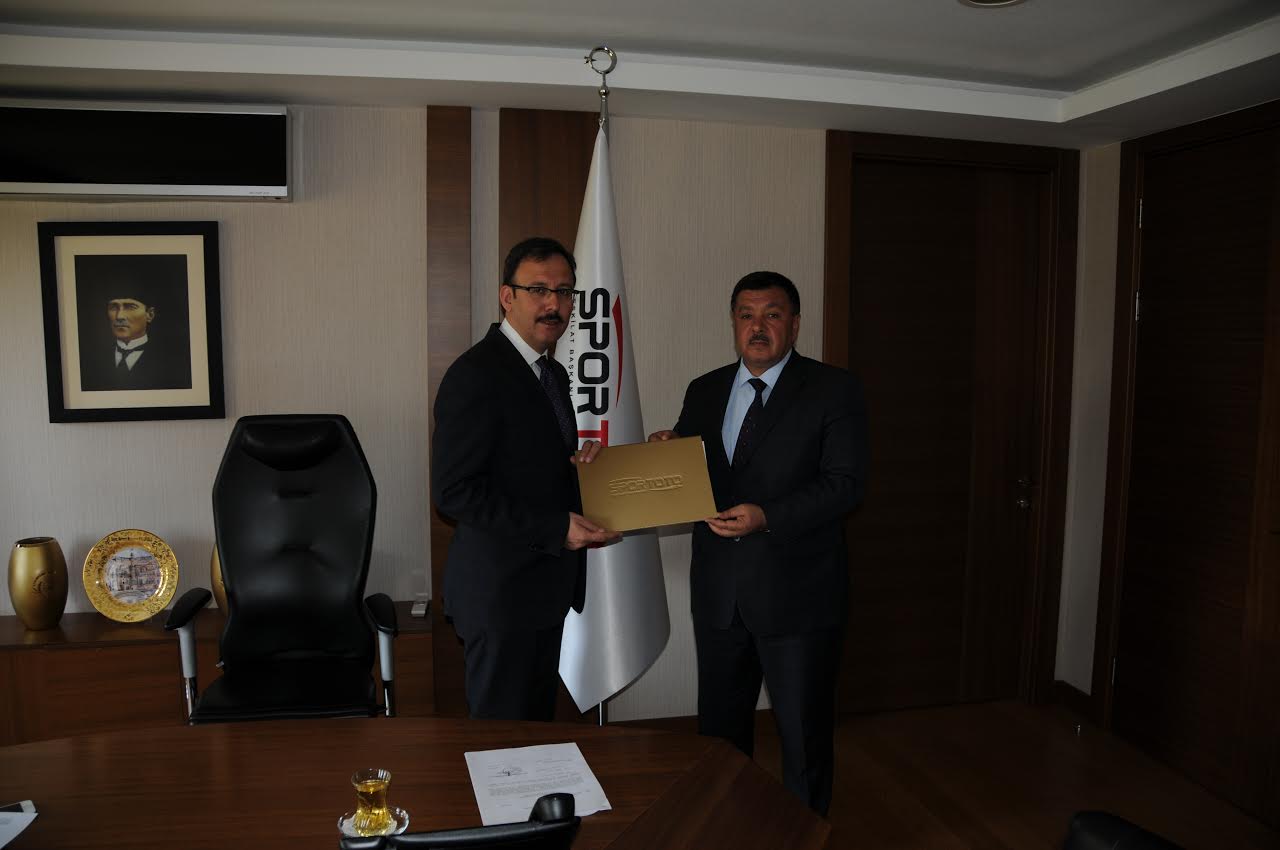 EKİNÖZÜ'NE 4 HALI SAHA