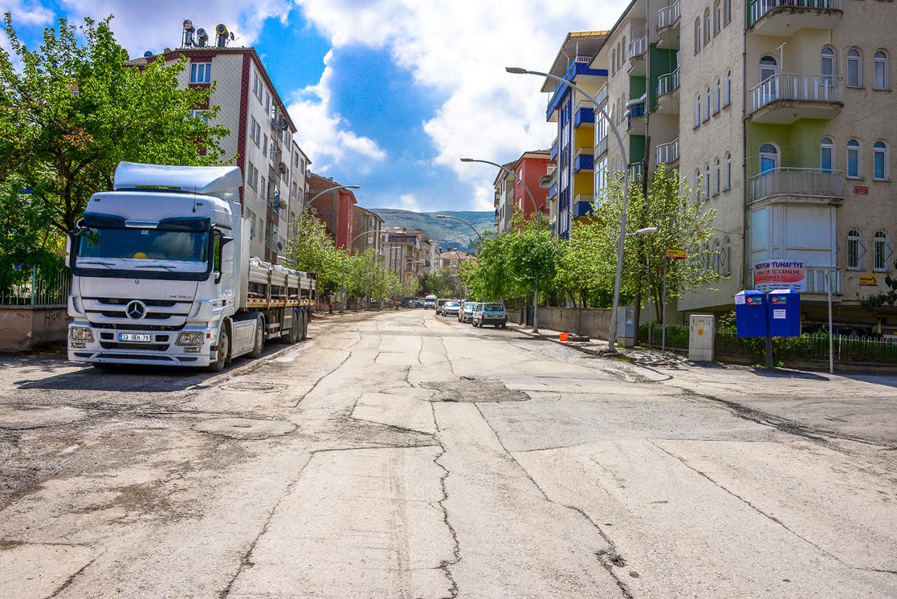 İNDERESİ CADDESİ DE YENİLENİYOR