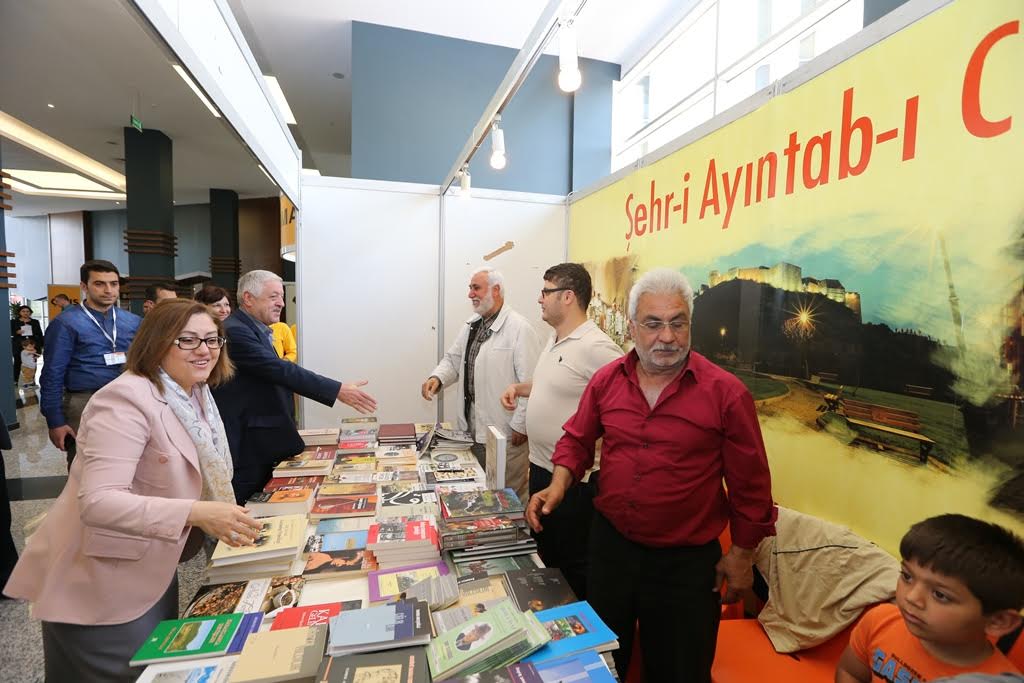 GAZİANTEPLİ YAZARLAR VE ŞAİRLER OKURLARIYLA BULUŞUYOR