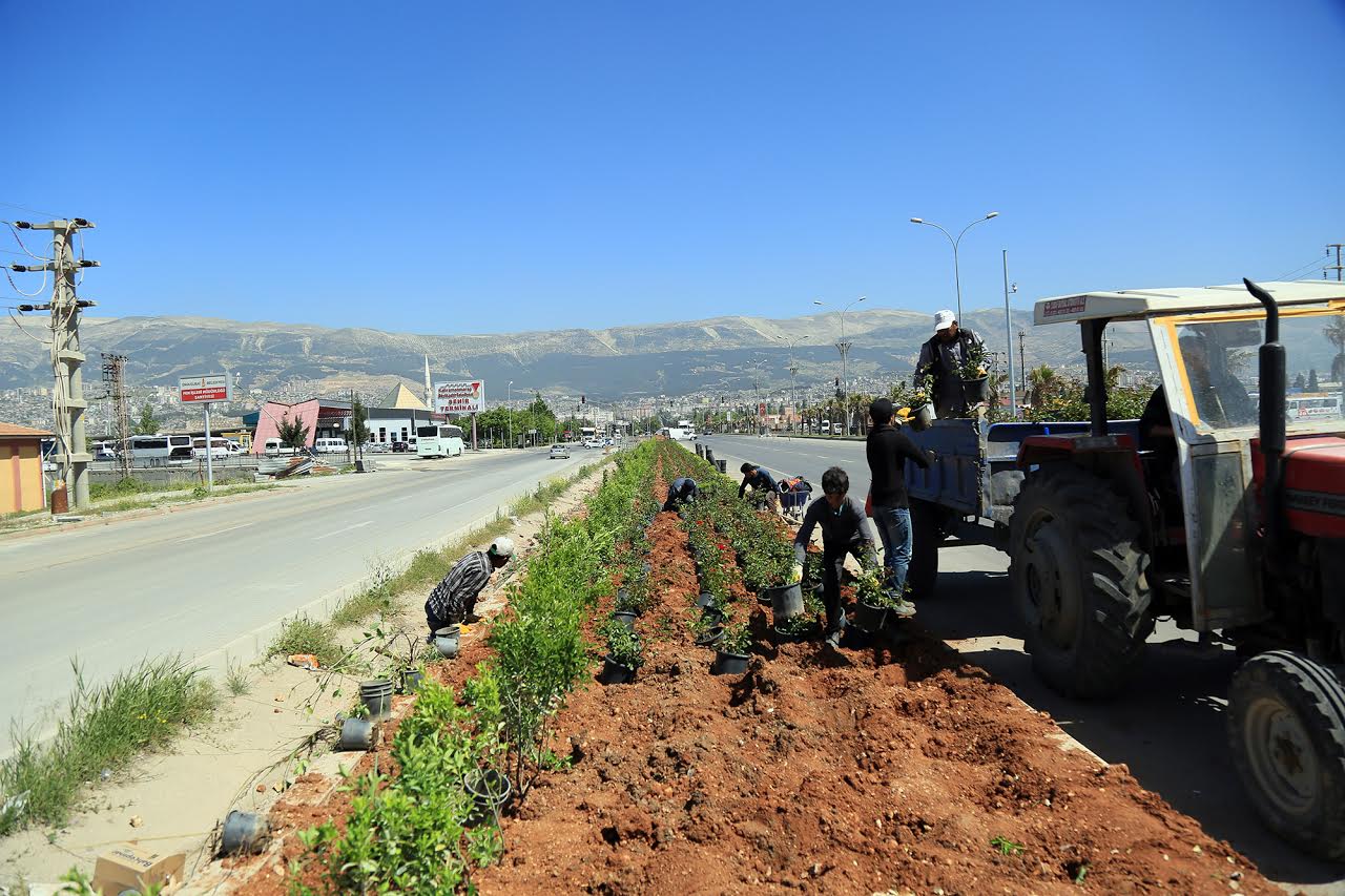 ADANA YOLUNDA REFÜJ ÇALIŞMASI