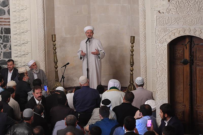 Diyanet İşleri Başkanı Görmez, Diyarbakır'da sabah namazında gençlerle buluştu...