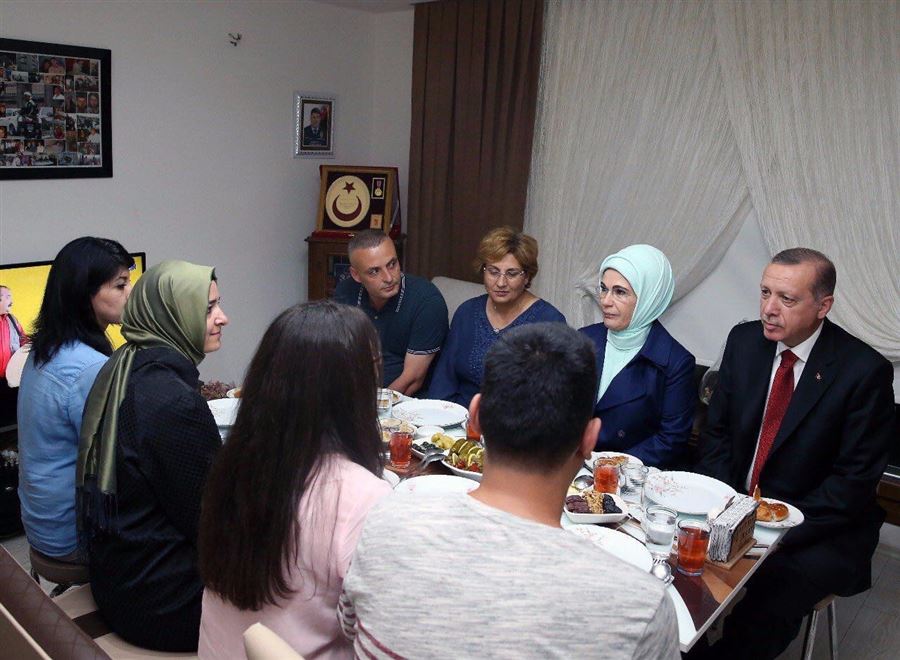 Cumhurbaşkanı Erdoğan Şehit ailesinin evinde iftar yaptı
