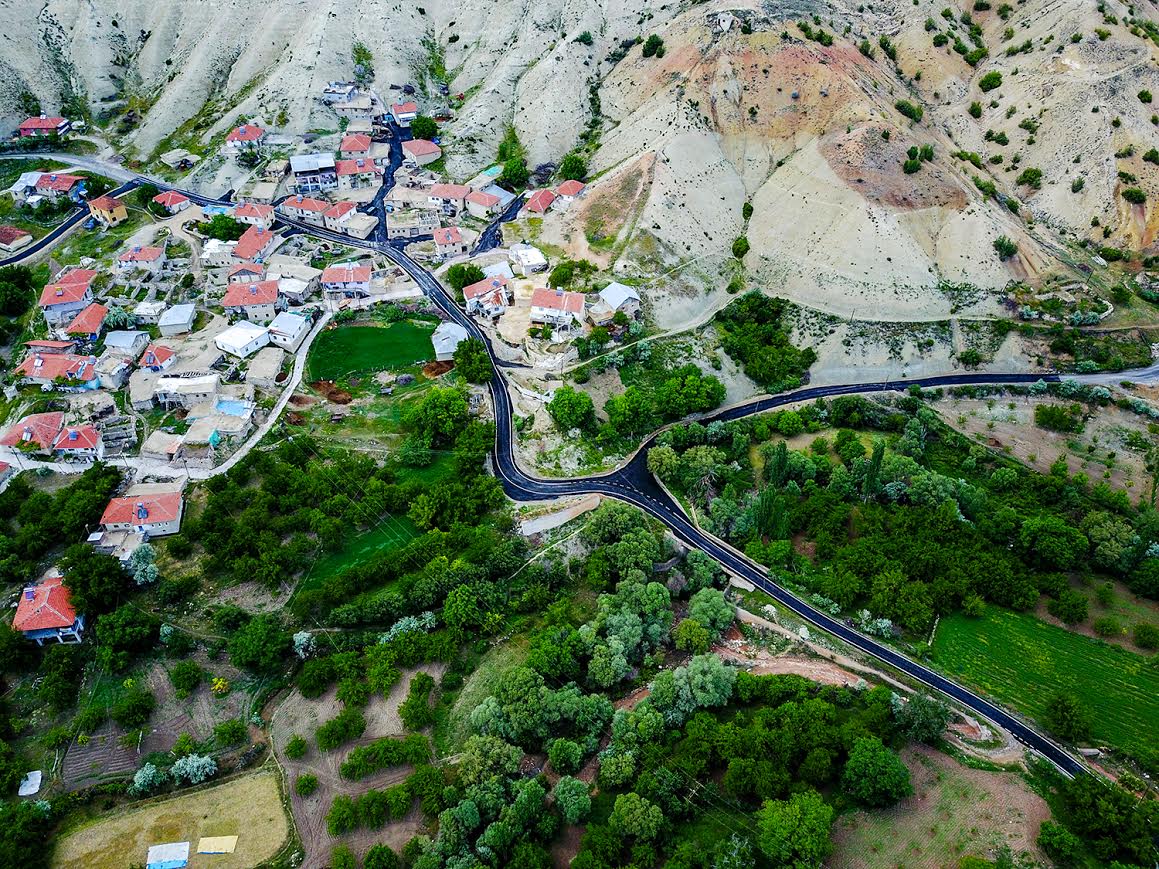 4 MAHALLENİN YOLUNU ASFALTLADI