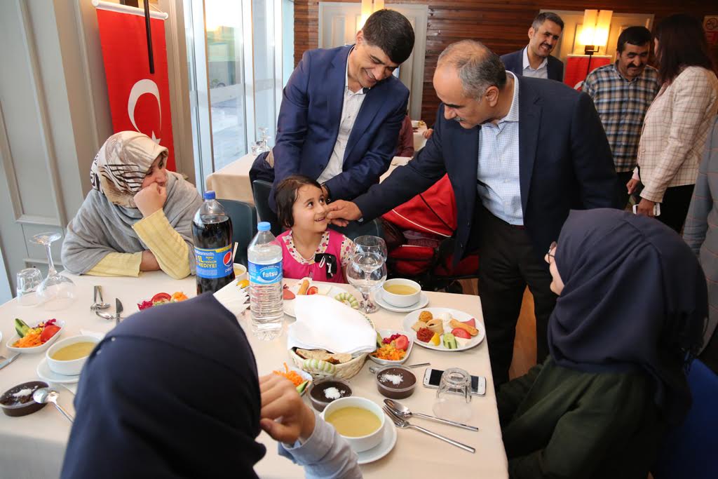 “YETİM GÜLERSE DÜNYA GÜLER…”