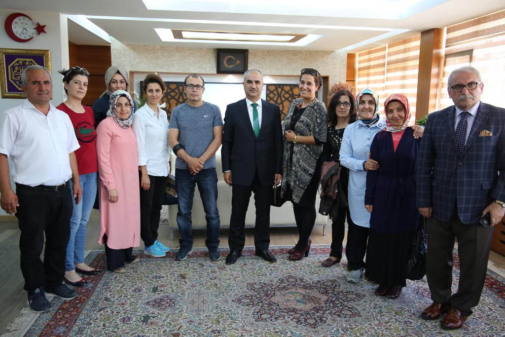 BİR ELDE SEN UZAT…