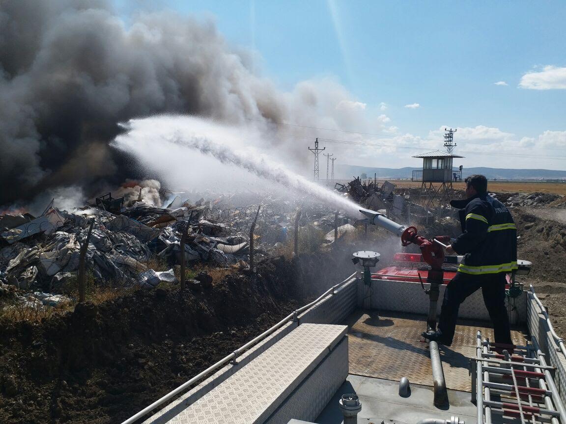 İTFAİYEDEN HURDALIK YANGININA MÜDAHALE