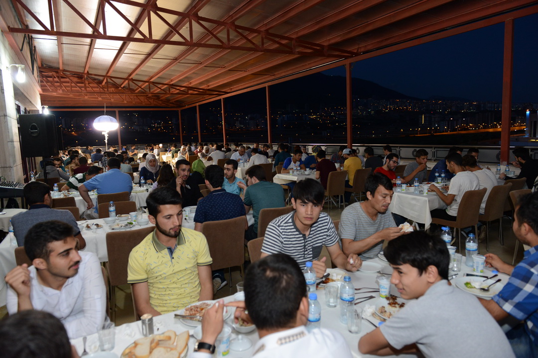 Rektör Deveci, Yabancı Uyruklu Öğrencilerle İftar Yemeğinde Buluştu