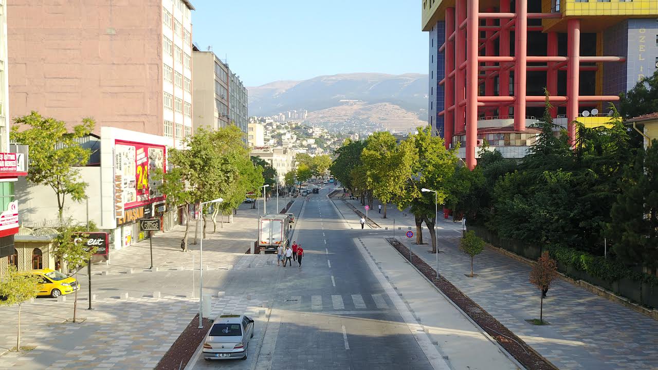 TRABZON CADDESİ’NDE ÇALIŞMALAR HIZ KESMİYOR
