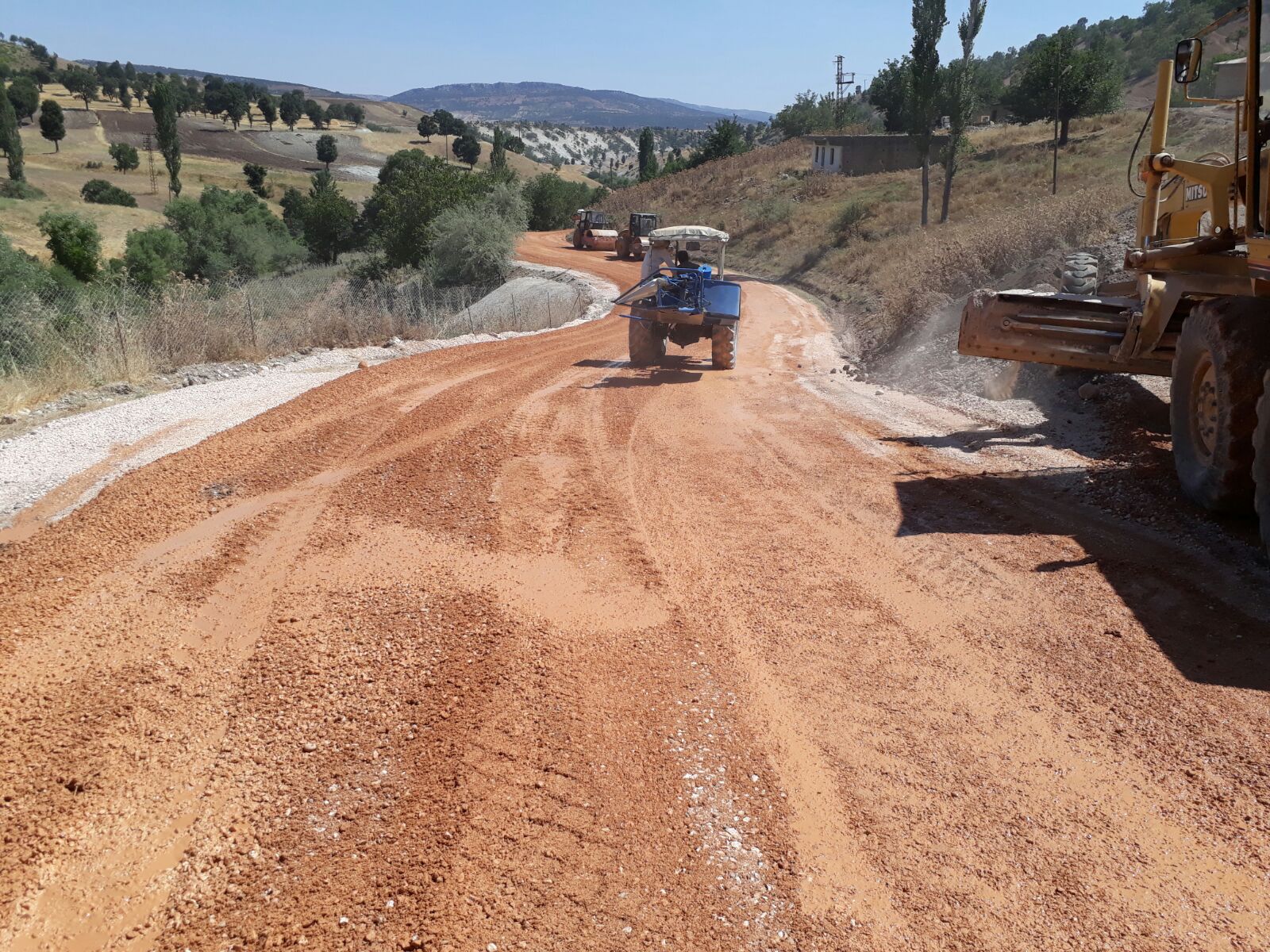 BÜYÜKŞEHİR YOL YAPIMINA DEVAM EDİYOR