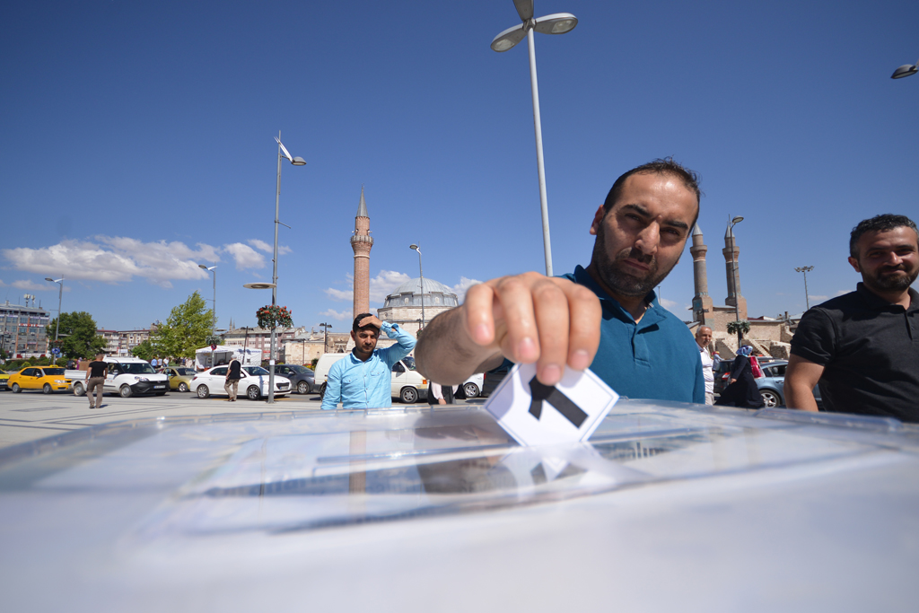 SİVAS OTOBÜSÜNÜ KENDİ SEÇİYOR…