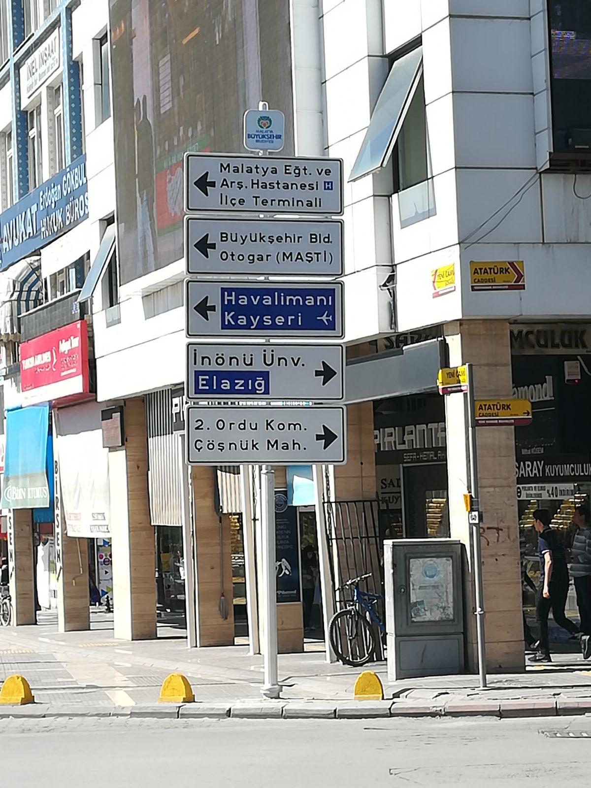 KAVŞAK İÇİ BİLGİLENDİRME YÖN LEVHALARI DİKİLİYOR