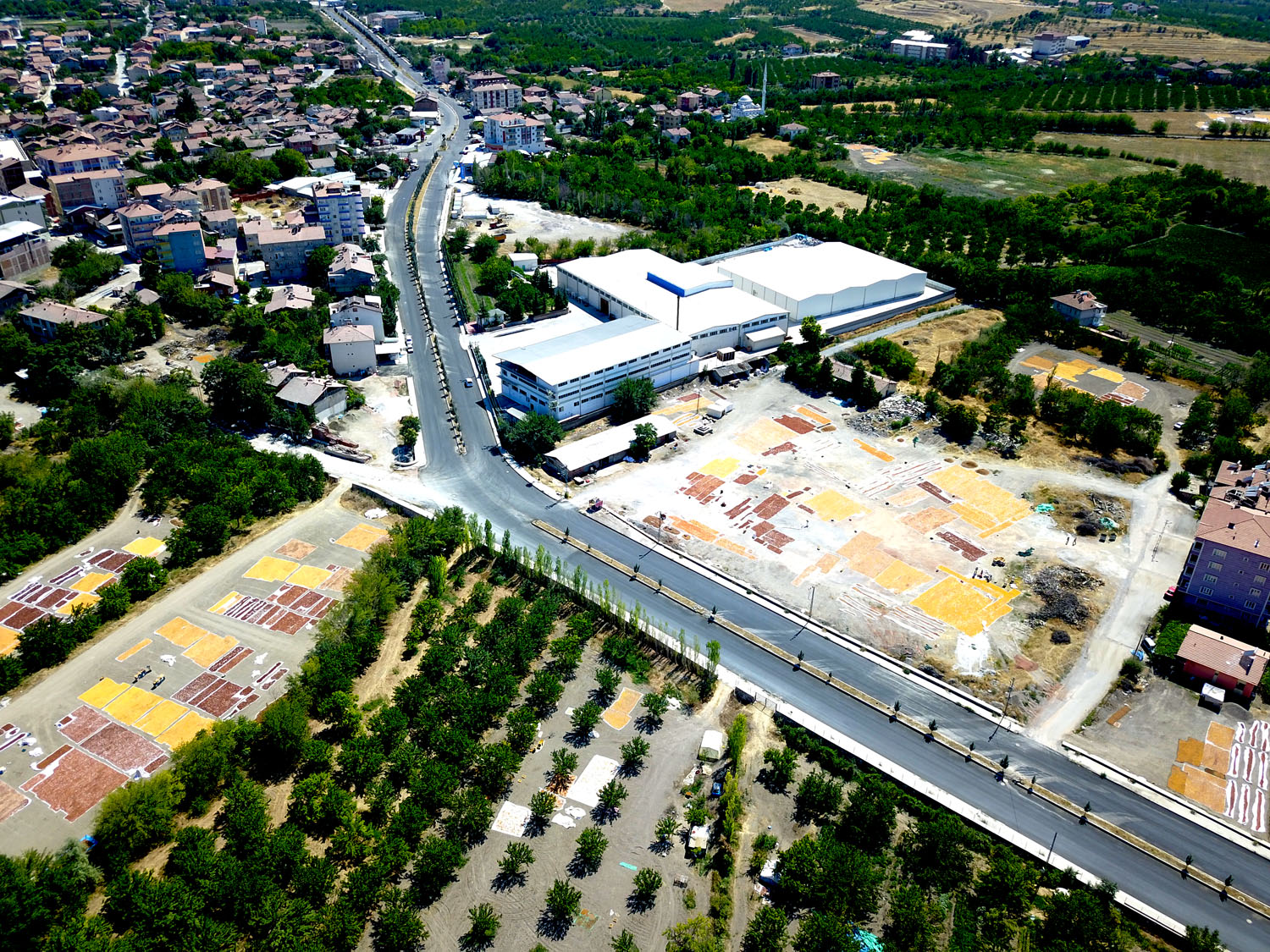 ALTYAPISI YENİLENEN CADDE VE SOKAKLAR ASFALTLANIYOR