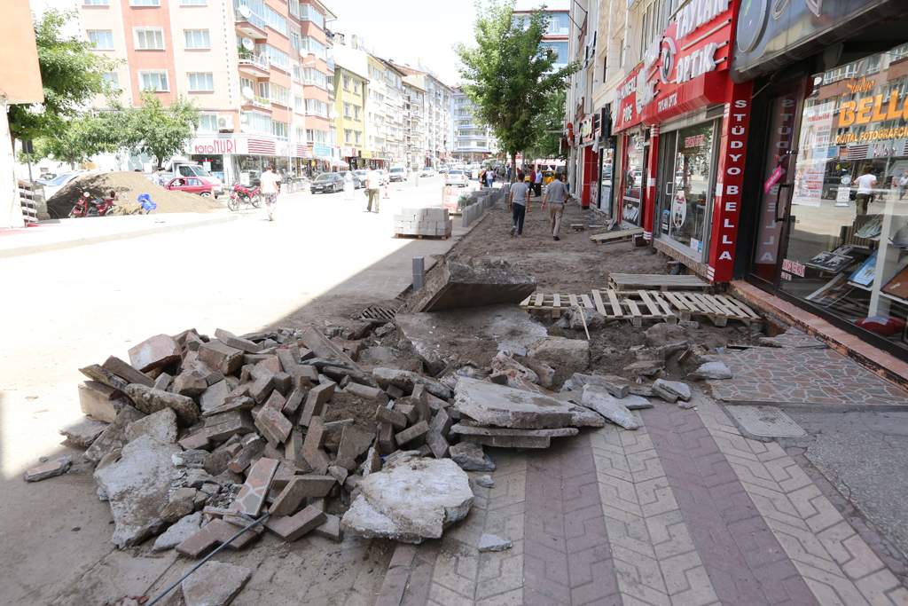AĞAÇ KIYIMI YAPILIYOR YALANINA, KEPENEK CADDESİ ESNAFI CEVAP VERDİ...