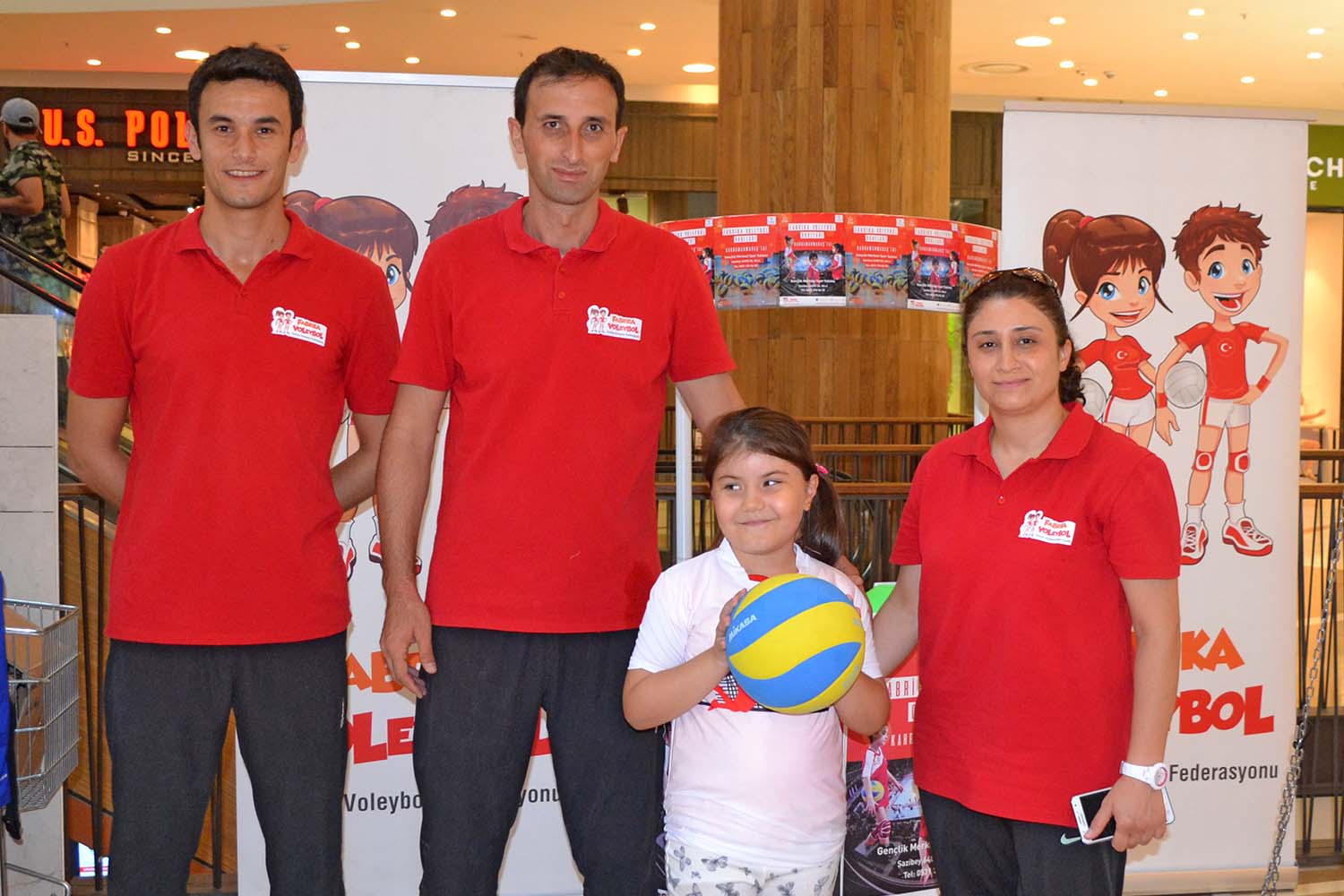 Geleceğin Sporcuları Piazza’da Voleybolla Tanıştı