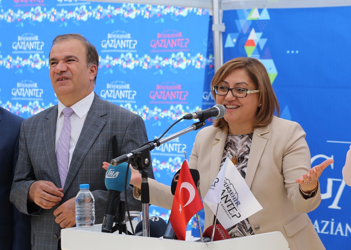ENGELLİLERE BEYAZ BASTON, SAAT VE TEKERLEKLİ SANDALYE YARDIMI