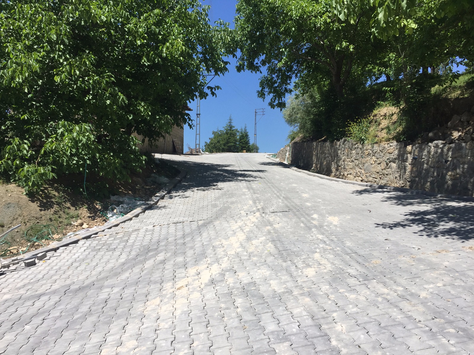 AKSU MAHALLESİ’NE 25 BİN METREKARA PARKE