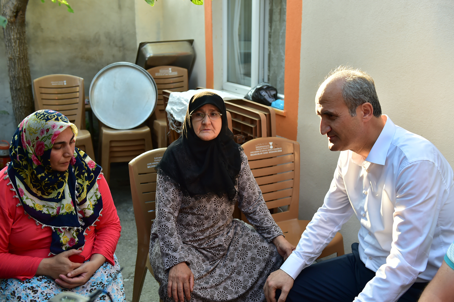 BAŞKAN OKAY KURBAN BAYRAMI ÖNCESİ ŞEHİT VE GAZİ YAKINLARINI ZİYARET ETTİ