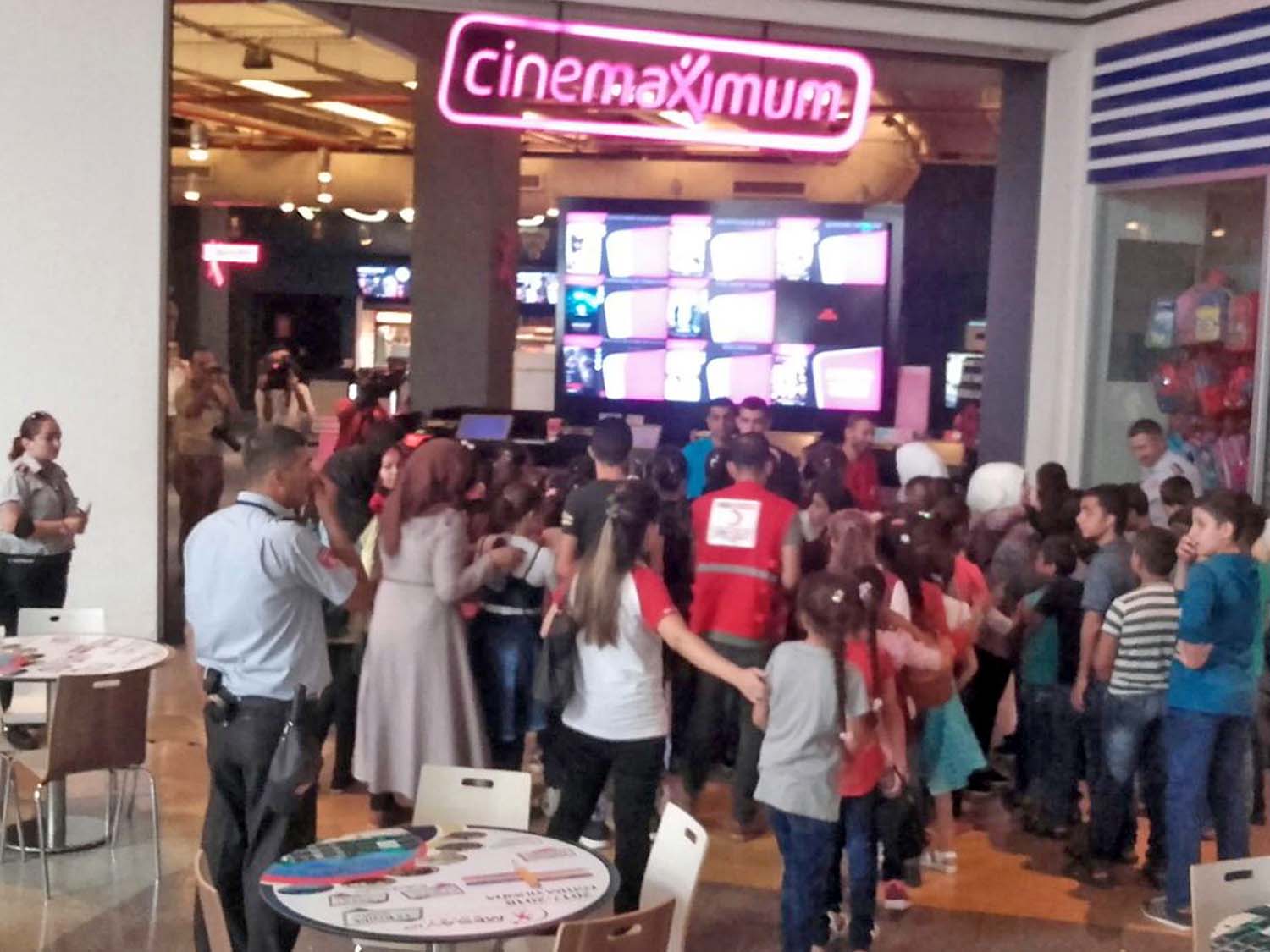 SURİYE'Lİ ÇOCUKLARIN PİAZZA'DA SİNEMA KEYFİ